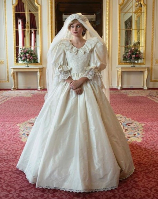 에이미 로버츠가 재현한 다이애나 비의 웨딩드레스를 입은 엠마 코린